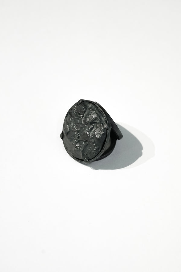 Black Leaf Round Ring